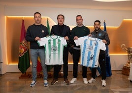 Vicente Ruiz, Loren Juarros, Alberto Aguilar y Fran Medina, con las camisetas del Antequera y el Málaga en La Rosaleda.