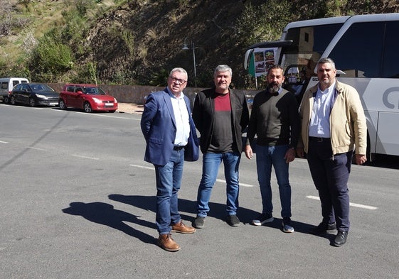 Los alcaldes de La Viñuela, Almáchar y El Borge, con el diputados socialista Josele González, en la Axarquía.