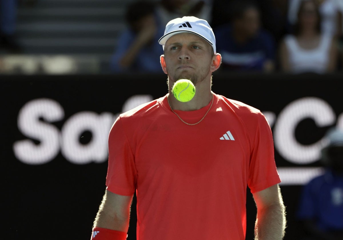 Alejandro Davidovich, pensativo con una bola delante.