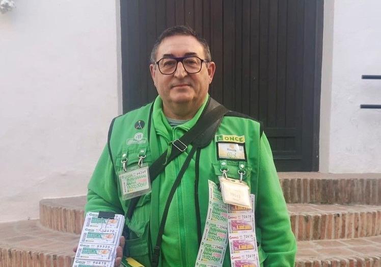 Manuel López, vendedor encargado de repartir suerte en Canillas de Aceituno.