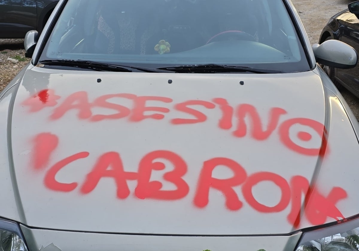 Pintadas y destrozos en el coche del presunto asesino.