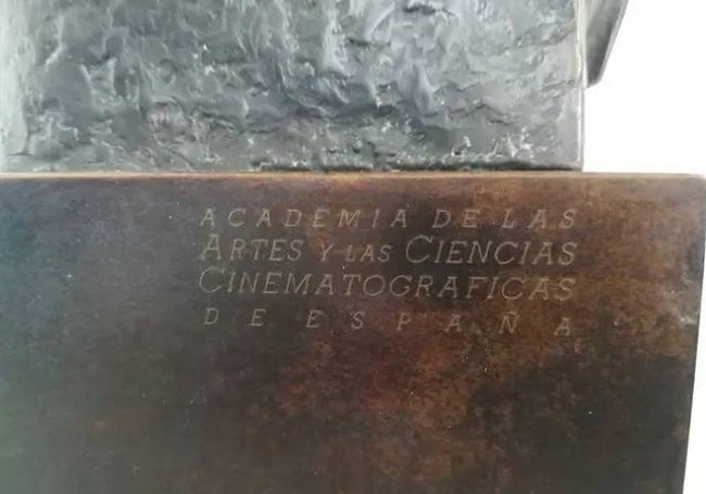Detalle de la parte trasera del Goya con la inscripción de la Academia de cine que otorga el galardón.