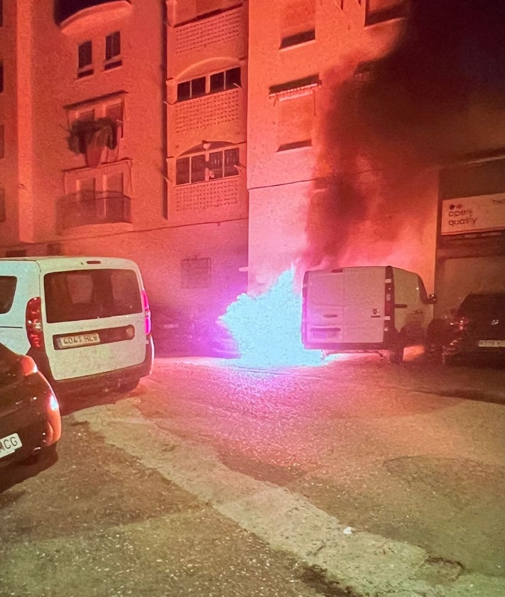 Imagen secundaria 2 - Tres imágenes del incendio registrado esta pasada madrugada en la capital de la Axarquía.