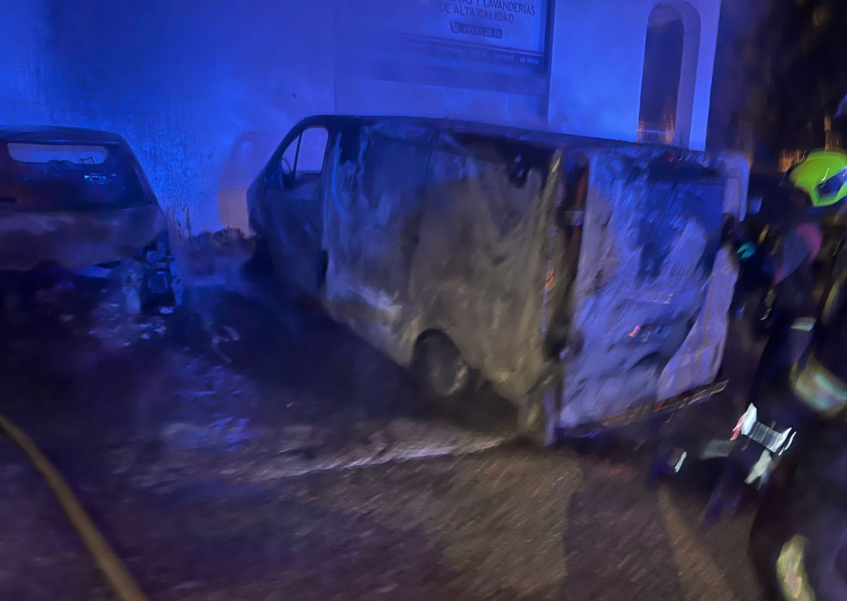 Imagen secundaria 1 - Tres imágenes del incendio registrado esta pasada madrugada en la capital de la Axarquía.