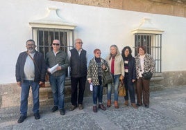 Miembros de la Plataforma, este lunes, junto al Ayuntamiento de Ronda.