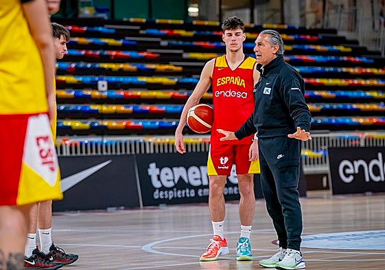 Mario Saint-Supéry atiende las indicaciones de Sergio Scariolo.