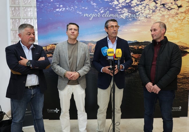 Autoridades, en la inauguración de la jornada sobre el agua en Torrox.