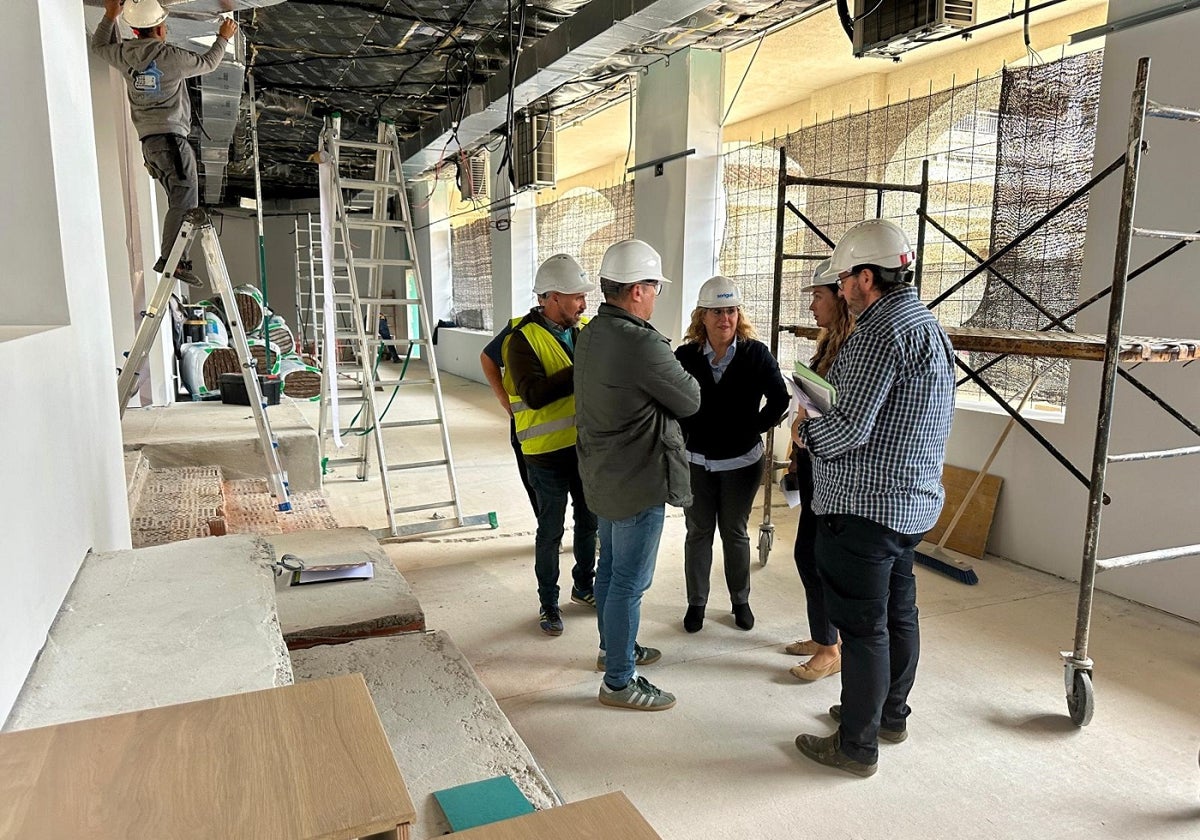 La alcaldesa visita las obras de la biblioteca.