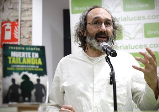 El periodista y escritor Joaquín Campos este martes, en la librería Luces, durante la presentación del libro.