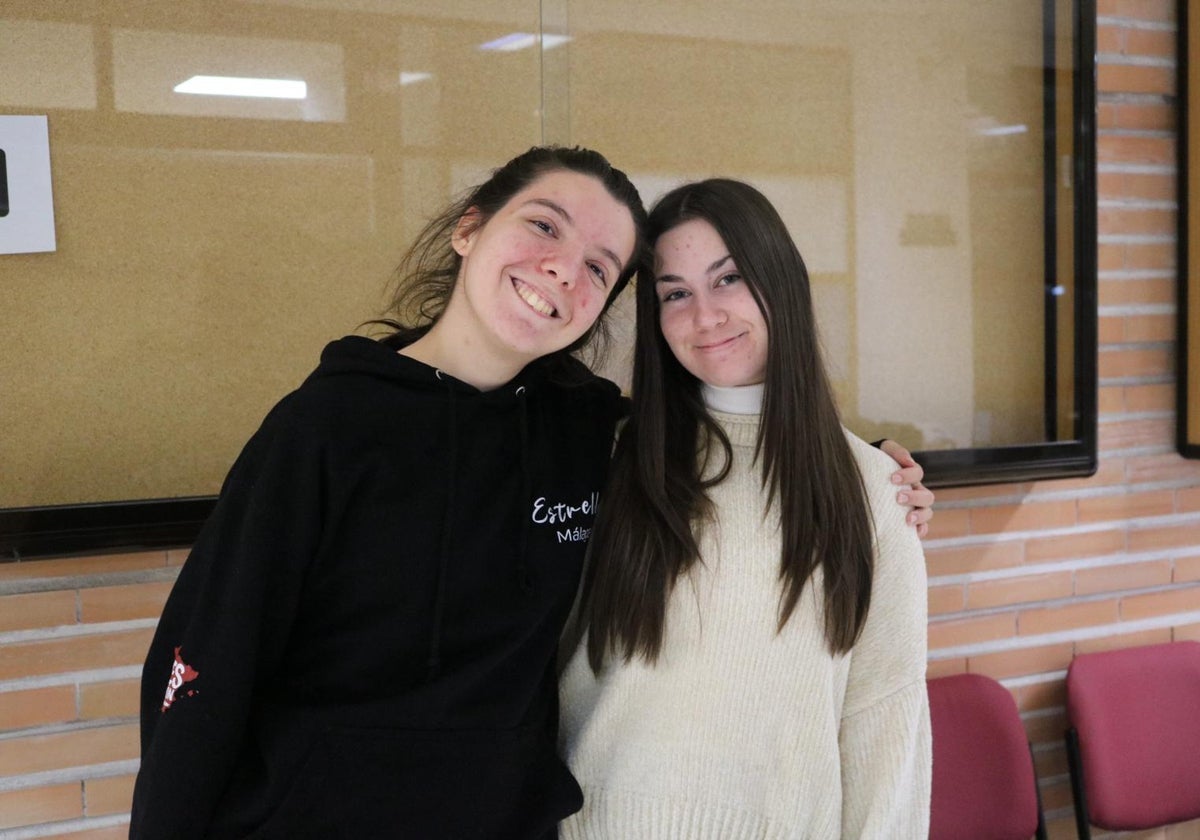 Estrella Pérez, expresidenta de AIESEC, y Lucía Vázquez, actual presidenta que toma el testigo.