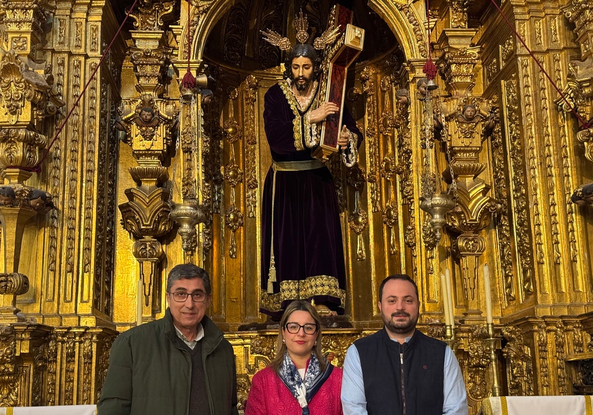 El hermano mayor de la cofradía, Antonio Cabello; la presentadora del cartel, Elena Melero y el hermano mayor de insignia del Nazareno, Lorenzo Corado