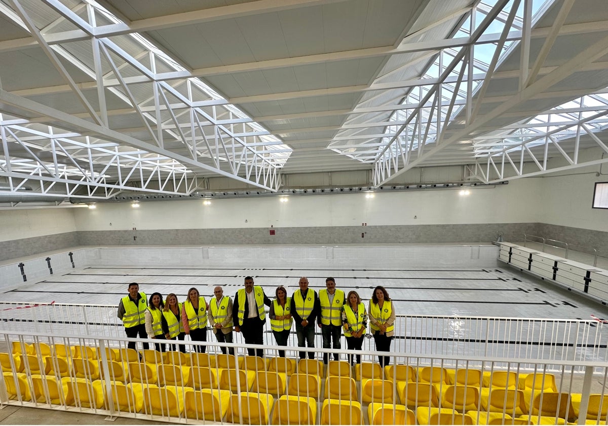 Visita institucional para anunciar la finalización de la obra de la piscina, en octubre de 2023.