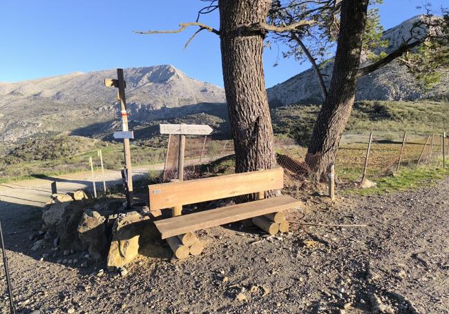 Cruce de caminos para tomar el trazado de la futura vía verde