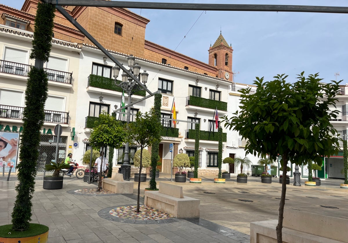 Fachada principal del Ayuntamiento de Torrox en la céntrica plaza de la Constitución.