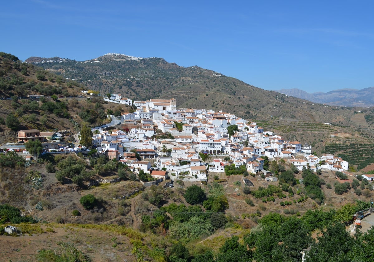 Vista panorámica del casco urbano de Cútar.