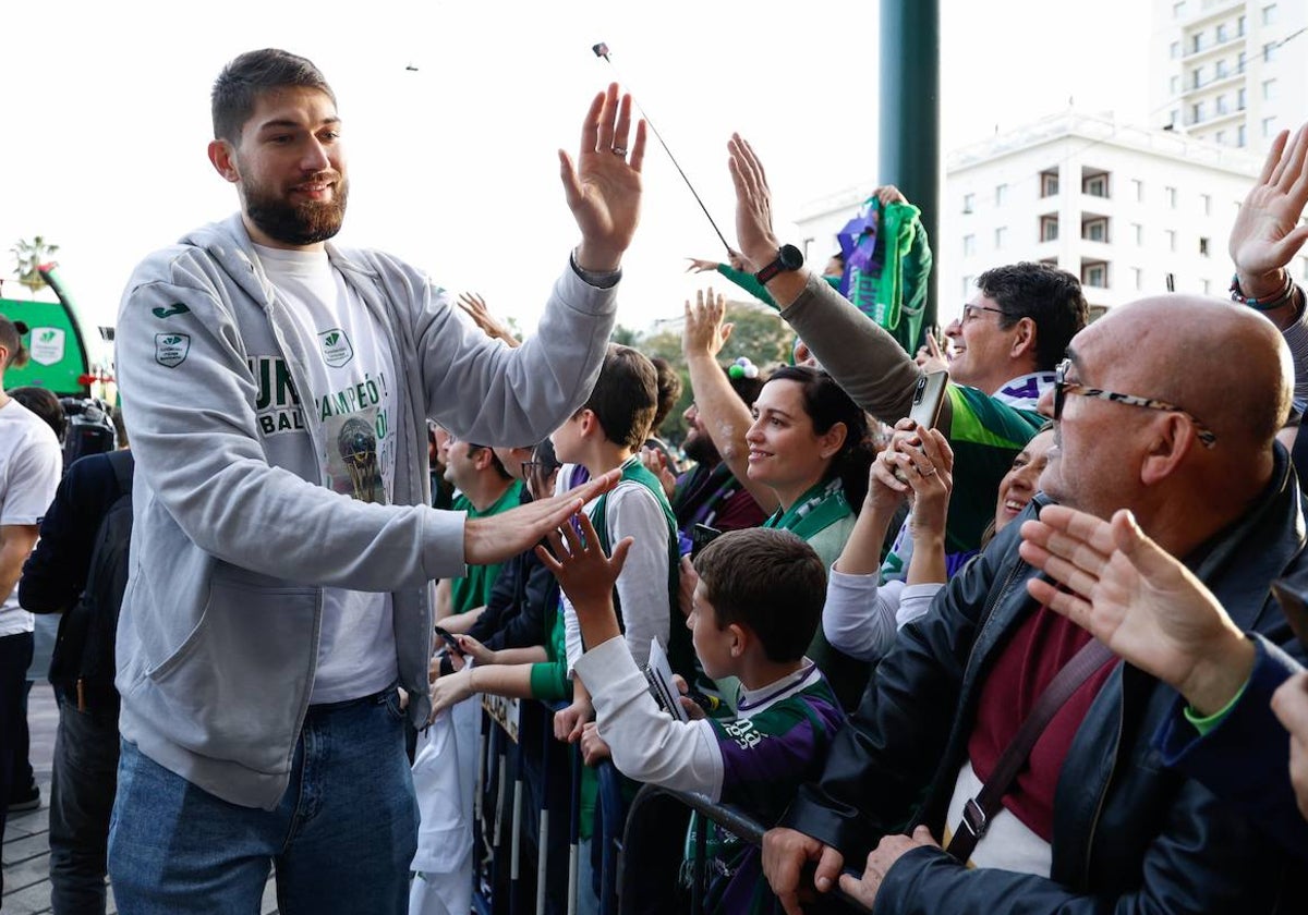 Killian Tillie saluda a los aficionados durante las celebraciones por el título de la Copa.