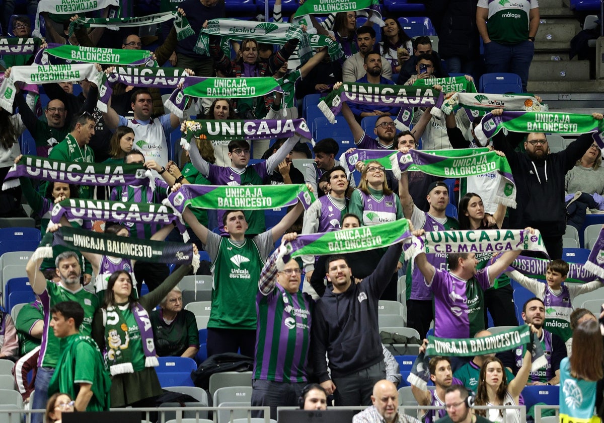 Aficionados del Unicaja durante un partido en el Carpena.