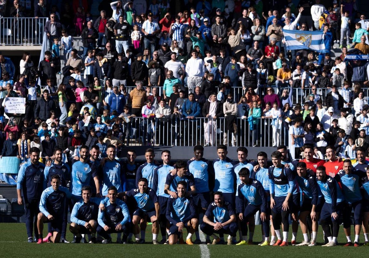 La plantilla y cuerpo técnico del Málaga, en la jornada de puertas abiertas que tuvo lugar en enero.