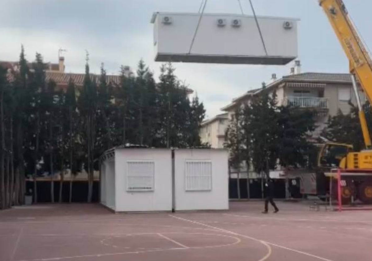 Imagen de los trabajos para la colocación de las aulas prefabricadas en el instituto de Torrox.