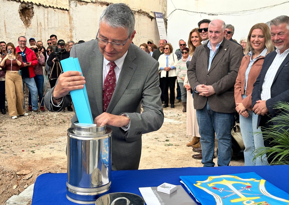 Imagen secundaria 1 - Tres imágenes del acto de colocación de la primera piedra que ha tenido lugar este jueves en Nerja.