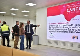 La delegada de la Junta y el delegado de Salud, este jueves en la visita a las obras de ampliación del Hospital Comarcal de la Axarquía.