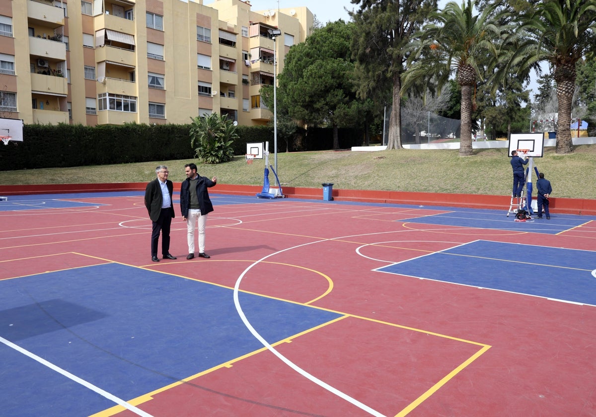 El teniente de alcalde de San Pedro Alcántara, Javier García y el edil de Deportes, Lisandro Vieytes.