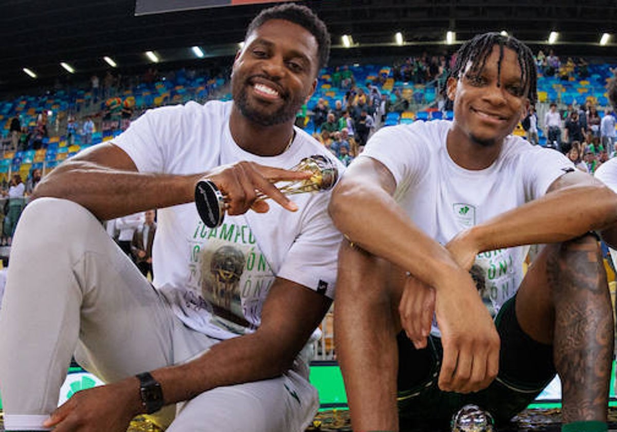 Ejim y Carter, sonrientes tras la conquista de la Copa.