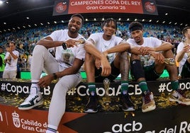 Ejim y Carter, sonrientes tras la conquista de la Copa.