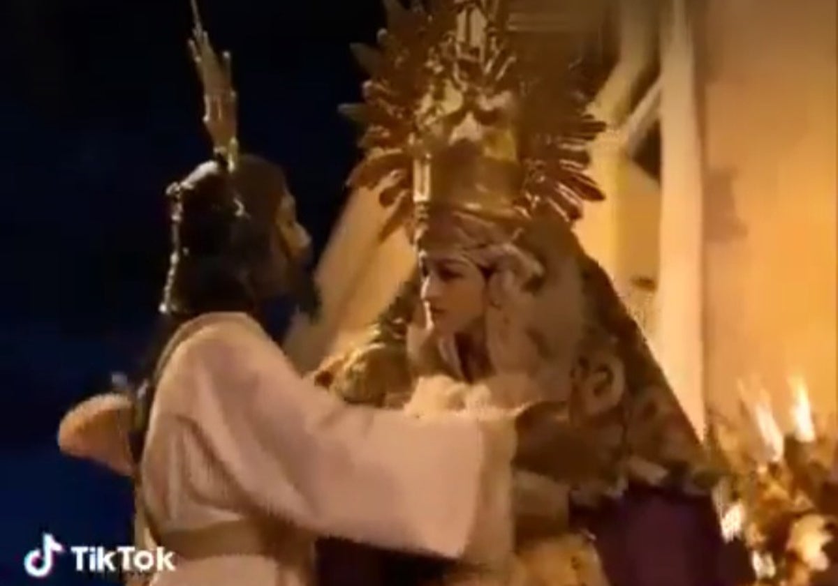 Captura de un vídeo en el que Jesús Cautivo abraza a la Virgen de la Trinidad.