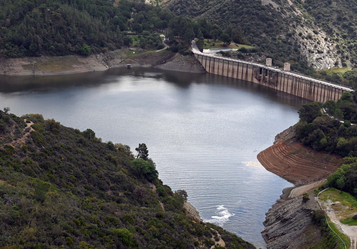 Embalse de La Concepción, en la zona cercana al cuerpo de presa.