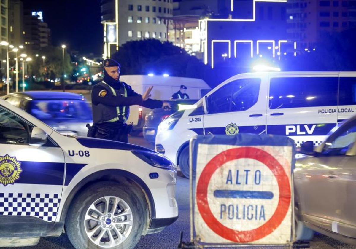 Imagen de archivo de un control de la Policía en Valencia.