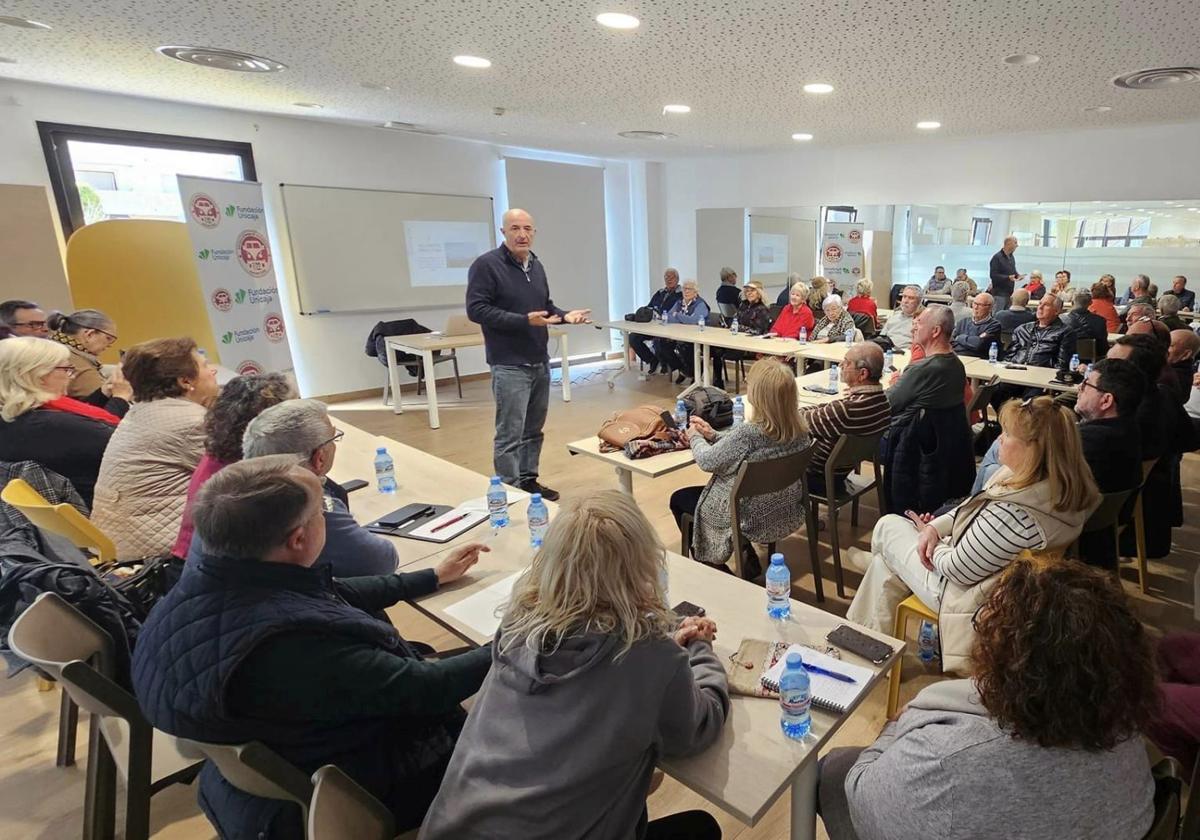 Mariano Pozo durante el taller desarrollado en el Centro de Mayores de Alhaurin de la Torre en 2024.