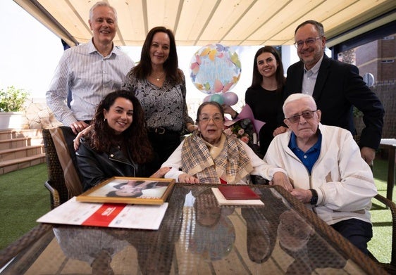 Joaquina González Marina, rodeada de su familia, celebrando su noventa cumpleaños este miércoles en Benalmádena.