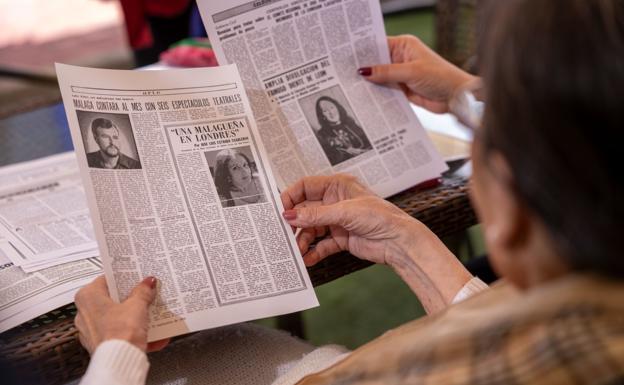 Joaquina, revisando los recortes de prensa sobre su obra en Londres.