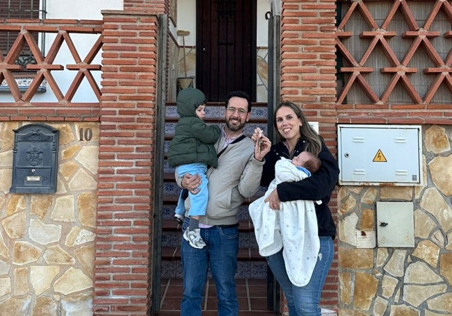 Sergio, Noelia y sus dos pequeños, en su nueva casa en Almogía.