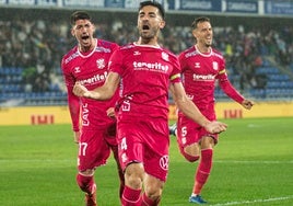 José León, del Tenerife, celebra su tanto frente al Albacete.