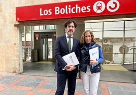 Martín y Díaz delante de la estación de Los Boliches.