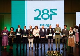 Los diez premiados con el presidente de la Diputación tras el acto.