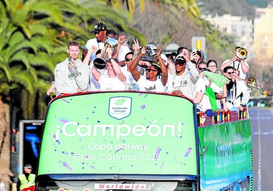 Los jugadores del Unicaja, duirante la celebración del título.