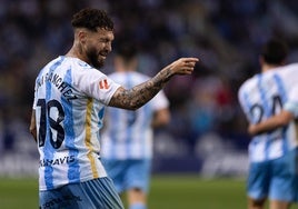 Dani Sánchez guiña y señala, celebrando el gol que le dio el triunfo al Málaga frente al Tenerife.