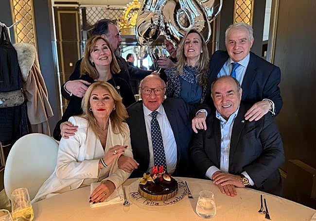 Raúl Sender, en el centro, tras apagar las velas de su 82 cumpleaños