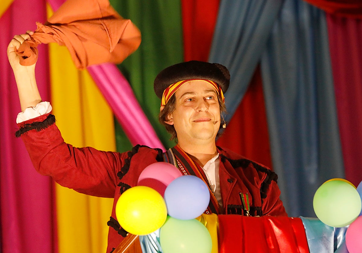 Regenta un pub y fue disfrazado del capitán Roa, héroe de la Independencia