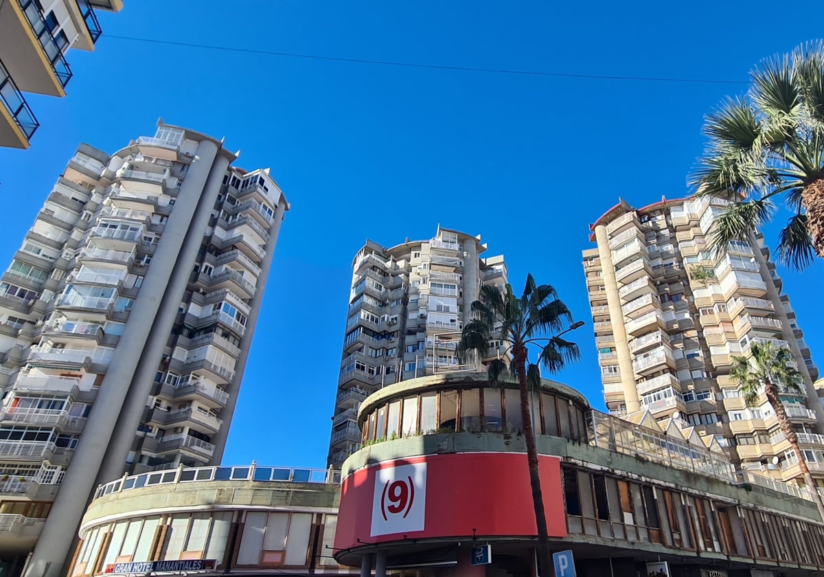 Las torres y el hotel, desde la plaza Pablo Ruiz Picasso