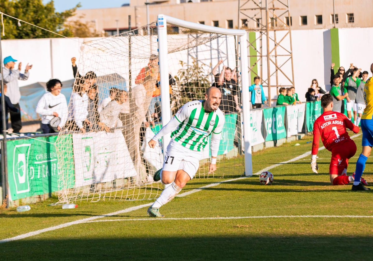 Javi Mérida celebra su gol de cabeza frente al Orihuela.