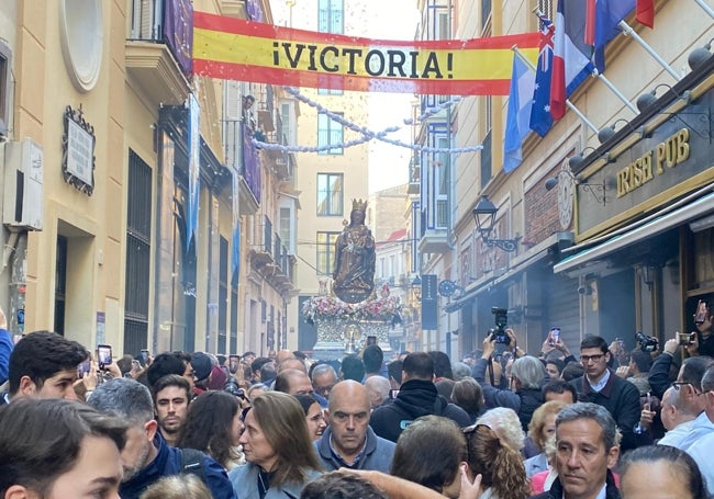 Los hermanos de la Pasión dedicaron dos petaladas a la Virgen de la Victoria.