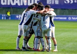 Los jugadores del Marbella celebran el gol que certificaba el triunfo frente al Algeciras.