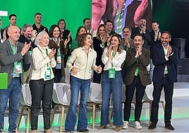Dani Pérez, primero por la derecha de la imagen, junto a Montero y parte del núcleo duro del socialismo andaluz.