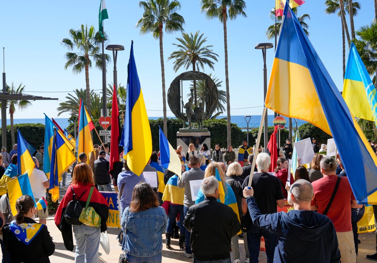 El pueblo ucraniano se manifestó ayer en Marbella donde reacordaron los tres años de la invasión rusa.