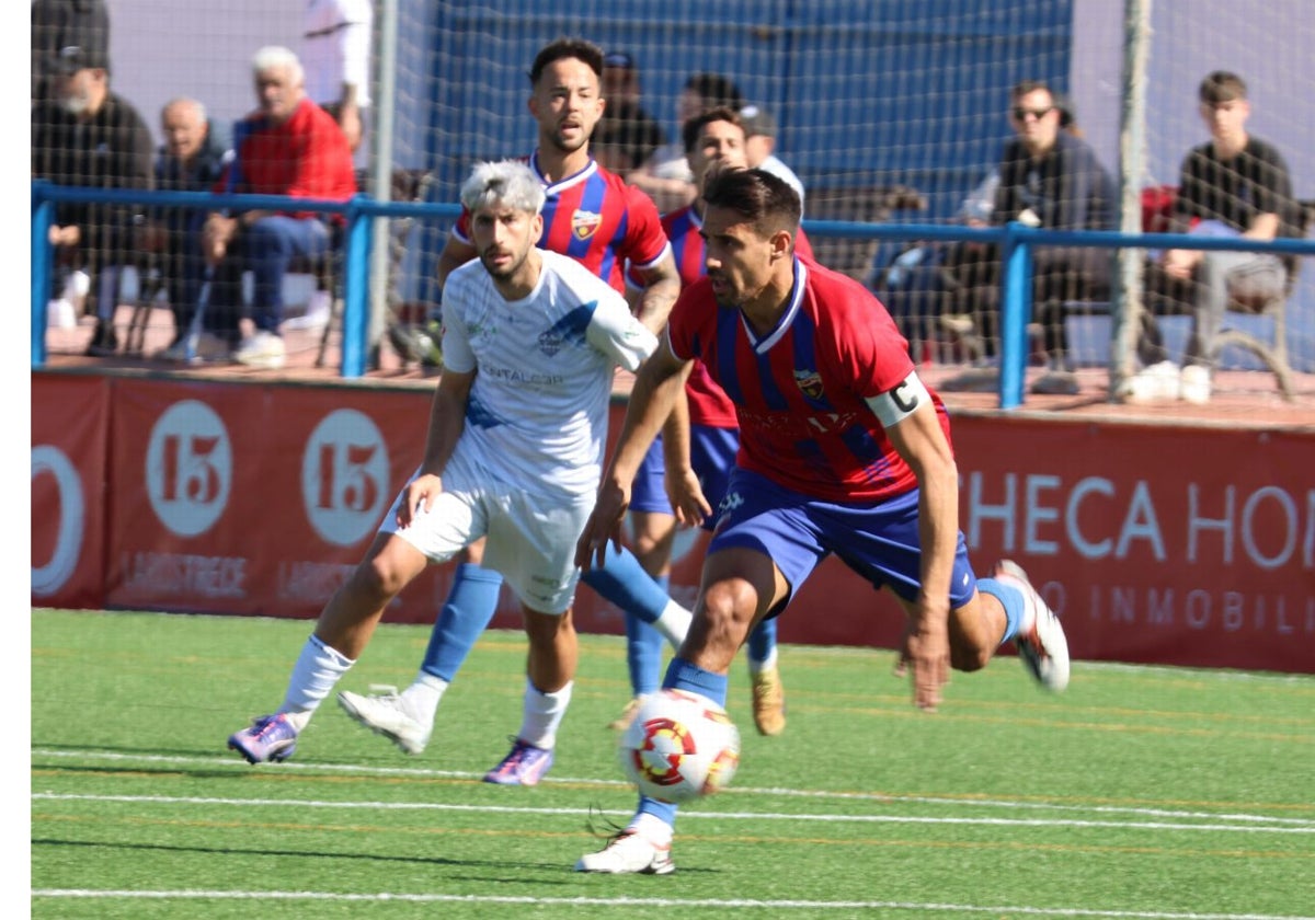 Emilio Cubo (Torre del Mar) y, detrás, Sergio Esteban (Mijas)