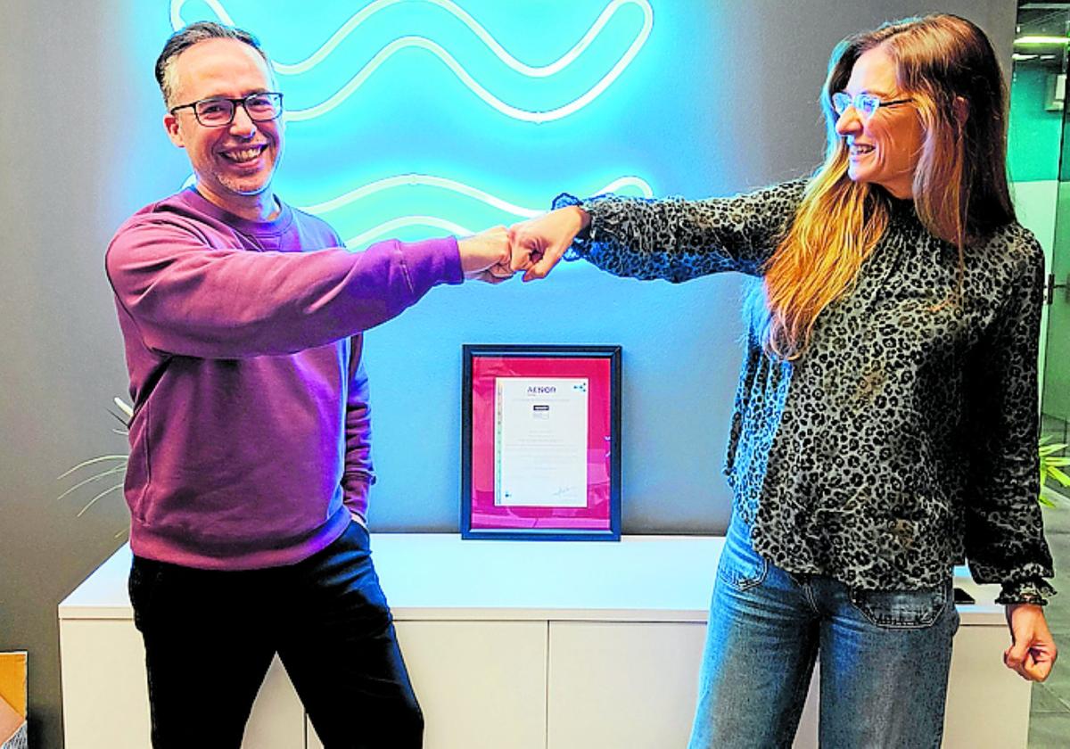 Daniel del Río y Elisabeth Marín, en la firma del acuerdo.